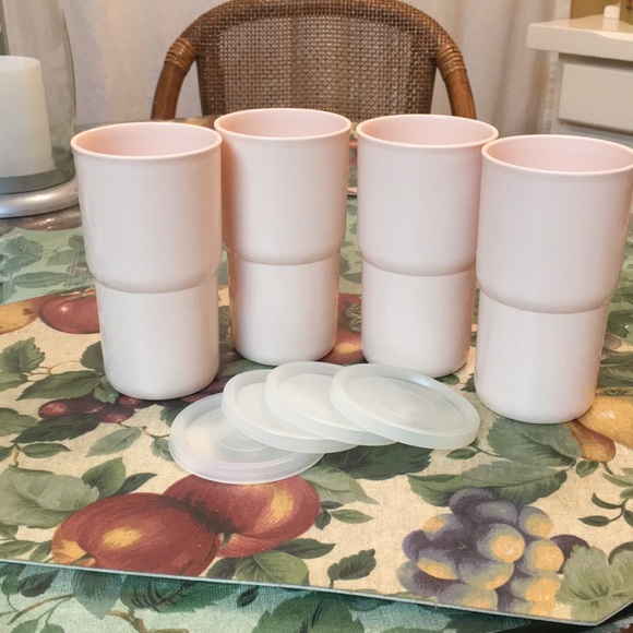 4 stackable Tupperware cups with lids